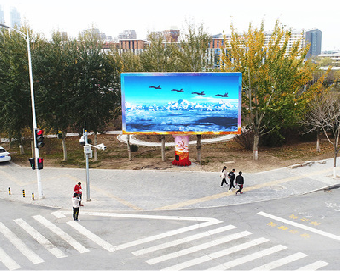 合山户外大屏广告投放要点。